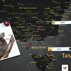 Dekoriere Deine Australienkarte Noir mit Stickern, Pins und Fotos.