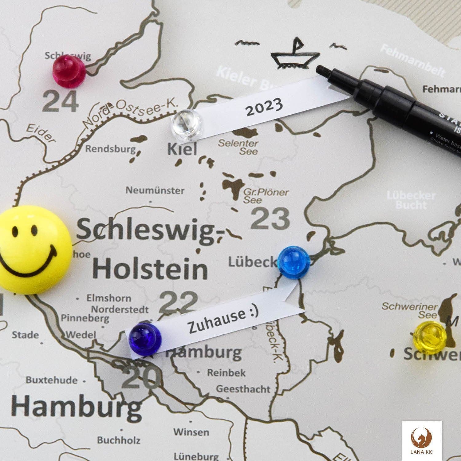 Markierungsfähnchen, Fotos, Magnete, Stifte - nutze verschiedenes Zubehör und dekoriere deine Deutschlandkarte als magnetisches Blechschild.