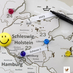 Markierungsfähnchen, Fotos, Magnete, Stifte - nutze verschiedenes Zubehör und dekoriere deine Deutschlandkarte als magnetisches Blechschild.