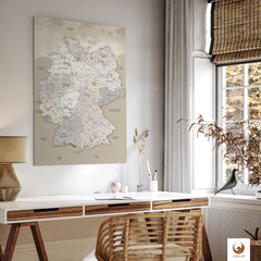 Die Welt als Zentrum Deiner Wohnung. Deine Deutschlandkarte Beige fügt sich mit ihren ausgewogenen Farben ideal in dein Wohnkonzept ein.