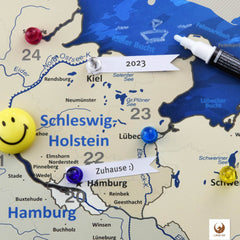 Markierungsfähnchen, Fotos, Magnete, Stifte - nutze verschiedenes Zubehör und dekoriere deine Deutschlandkarte als Magnetboard.