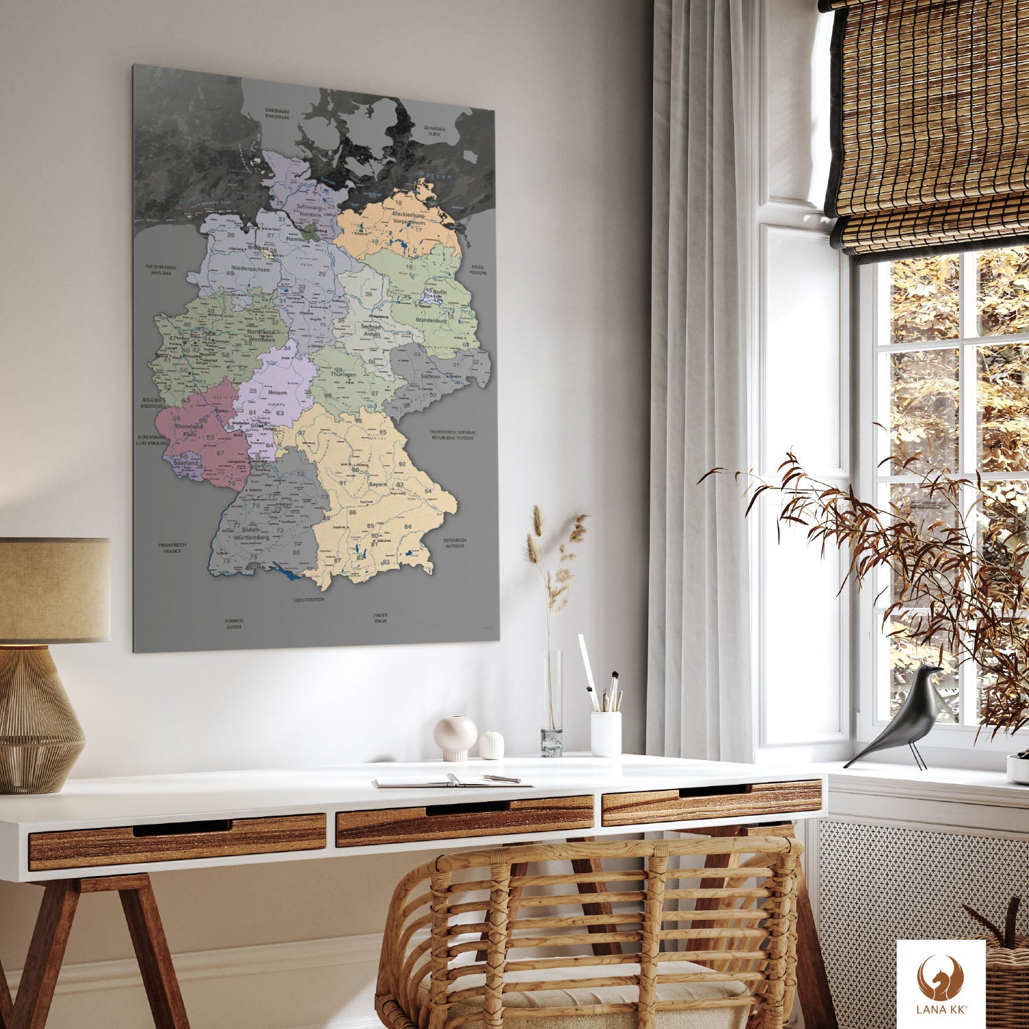 Die Welt als Zentrum Deiner Wohnung. Deine Deutschlandkarte Edelgrau fügt sich mit ihren ausgewogenen Farben ideal in dein Wohnkonzept ein.