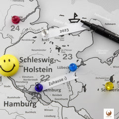 Markierungsfähnchen, Fotos, Magnete, Stifte - nutze verschiedenes Zubehör und dekoriere deine Deutschlandkarte als magnetisches Blechschild.