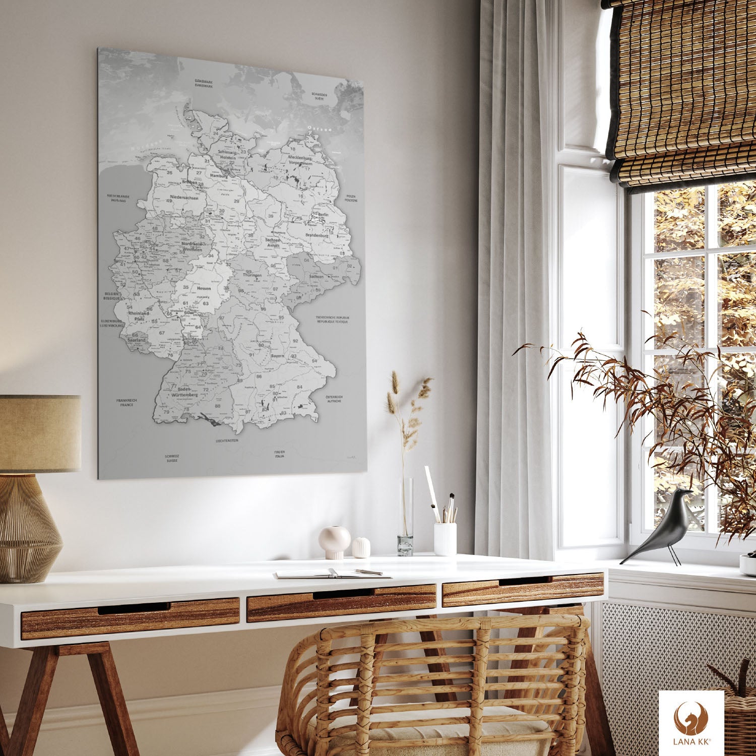 Die Welt als Zentrum Deiner Wohnung. Deine Deutschlandkarte Hellgrau fügt sich mit ihren ausgewogenen Farben ideal in dein Wohnkonzept ein.
