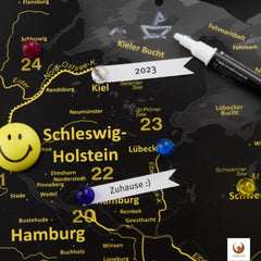 Markierungsfähnchen, Fotos, Magnete, Stifte - nutze verschiedenes Zubehör und dekoriere deine Deutschlandkarte als magnetisches Blechschild.