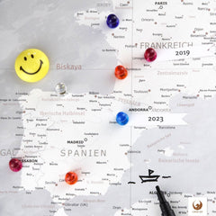 Markierungsfähnchen, Fotos, Magnete, Stifte - nutze verschiedenes Zubehör und dekoriere deine Europakarte als magnetisches Blechschild.