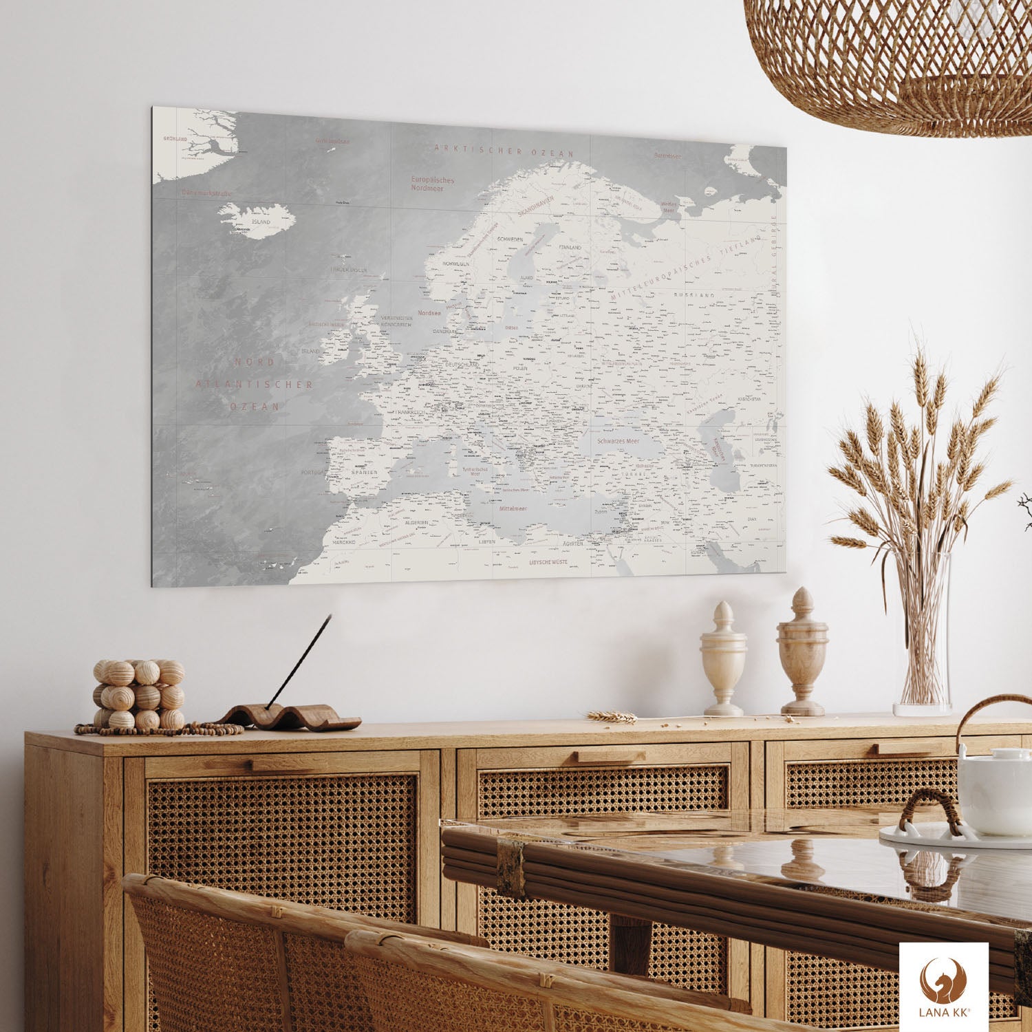 Die Welt als Zentrum Deiner Wohnung. Deine Europakarte Champagner fügt sich mit ihren ausgewogenen Farben ideal in dein Wohnkonzept ein.