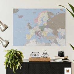 Schlicht und elegant hängt deine Europakarte Iceblue über dem Sideboard. Sie ist nicht nur ein Dekorationsstück, sondern lässt deine Reisen auf Leinwand immer wieder lebendig werden. Platziere liebevoll Pinnadeln und kleinen Fotos als interaktive Chronik deiner Abenteuer. Diese Europakarte Pinnwand ist ein Blickfang, der deine Erlebnisse einfängt und gleichzeitig zu neuen Entdeckungen einlädt, während sie elegant und nahtlos in deine Einrichtung integriert ist.