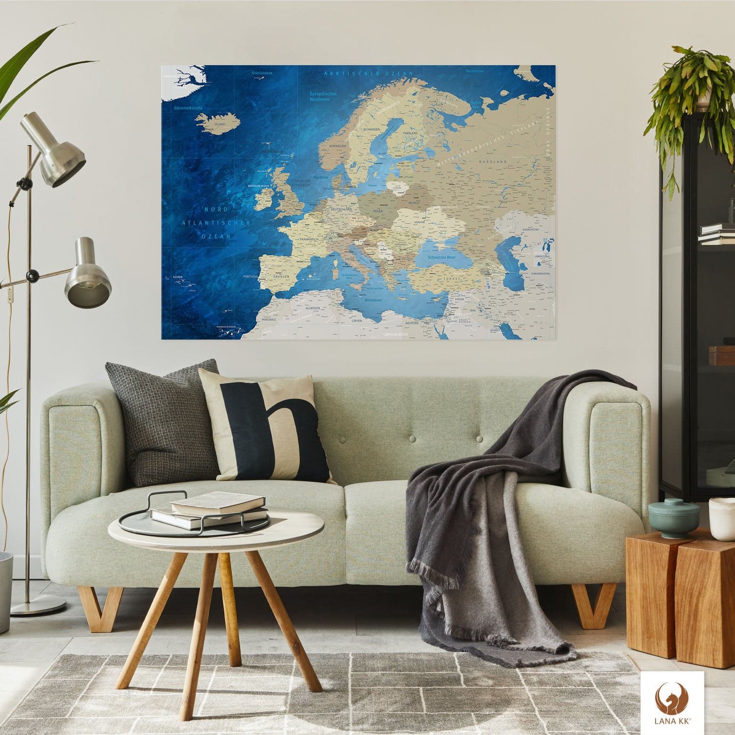 Deine Europakarte Meerestiefe als Magnetboard passt perfekt in jedes Wohnzimmer, Flur oder Arbeitszimmer.