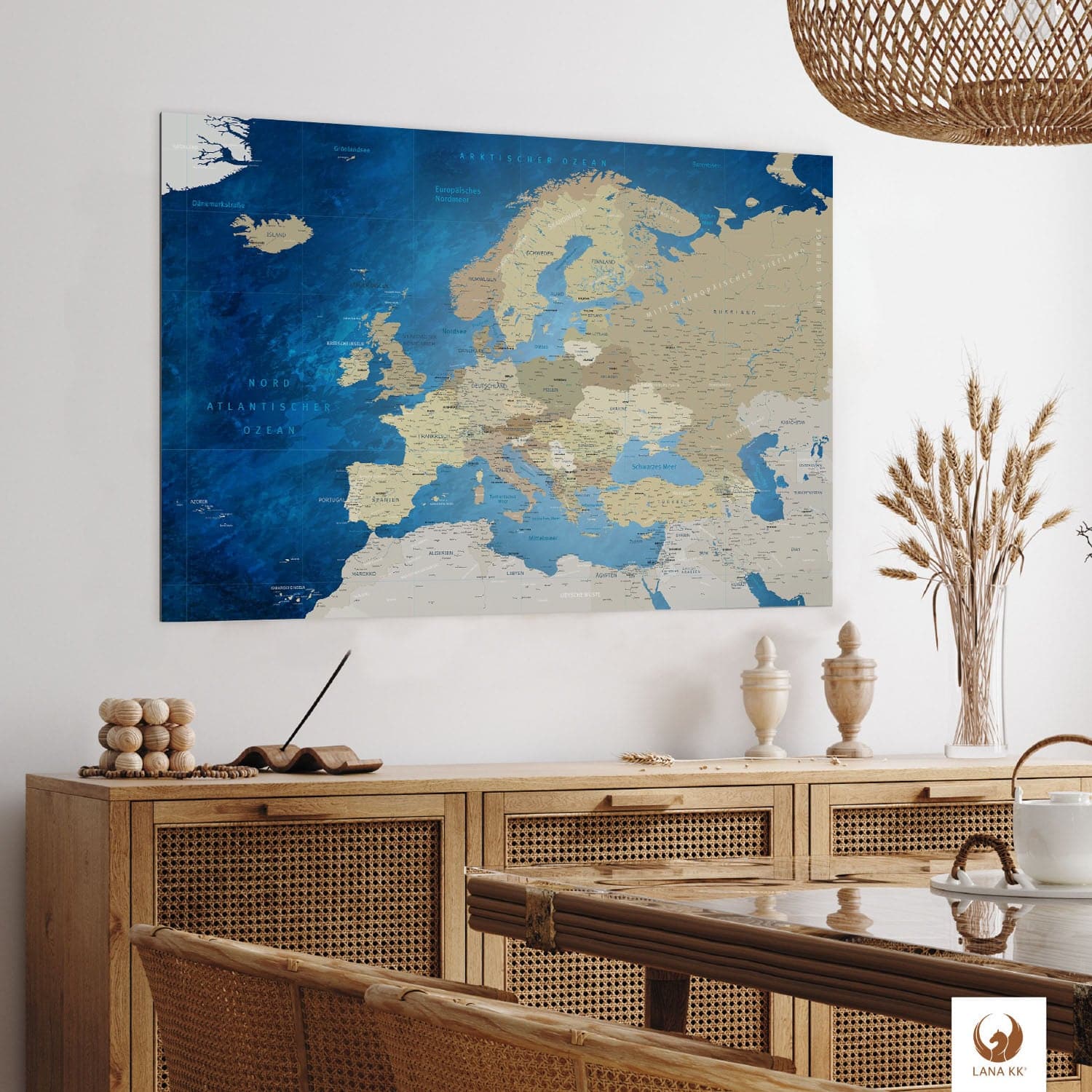 Die Welt als Zentrum Deiner Wohnung. Deine Europakarte Meerestiefe fügt sich mit ihren ausgewogenen Farben ideal in dein Wohnkonzept ein.