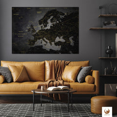 Deine Europakarte Noir als Blechschild passt perfekt in jedes Wohnzimmer, Flur oder Arbeitszimmer.