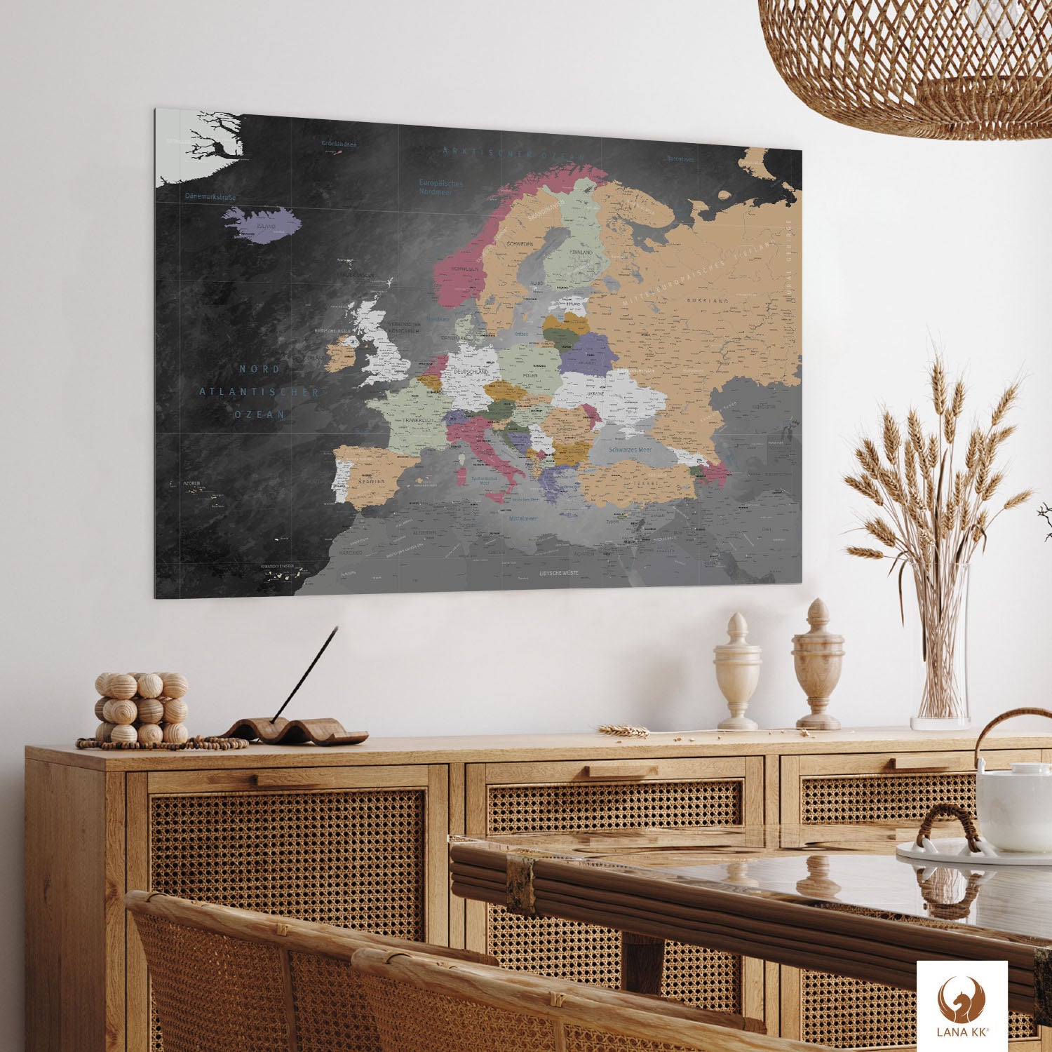 Die Welt als Zentrum Deiner Wohnung. Deine Europakarte Schiefergrau fügt sich mit ihren ausgewogenen Farben ideal in dein Wohnkonzept ein.