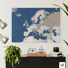 Schlicht und elegant hängt deine Europakarte Titan über dem Sideboard. Sie ist nicht nur ein Dekorationsstück, sondern lässt deine Reisen auf Leinwand immer wieder lebendig werden. Platziere liebevoll Pinnadeln und kleinen Fotos als interaktive Chronik deiner Abenteuer. Diese Europakarte Pinnwand ist ein Blickfang, der deine Erlebnisse einfängt und gleichzeitig zu neuen Entdeckungen einlädt, während sie elegant und nahtlos in deine Einrichtung integriert ist.
