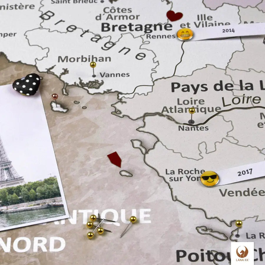 Dekoriere Deine Frankreichkarte Beige mit Stickern, Pins und Fotos.