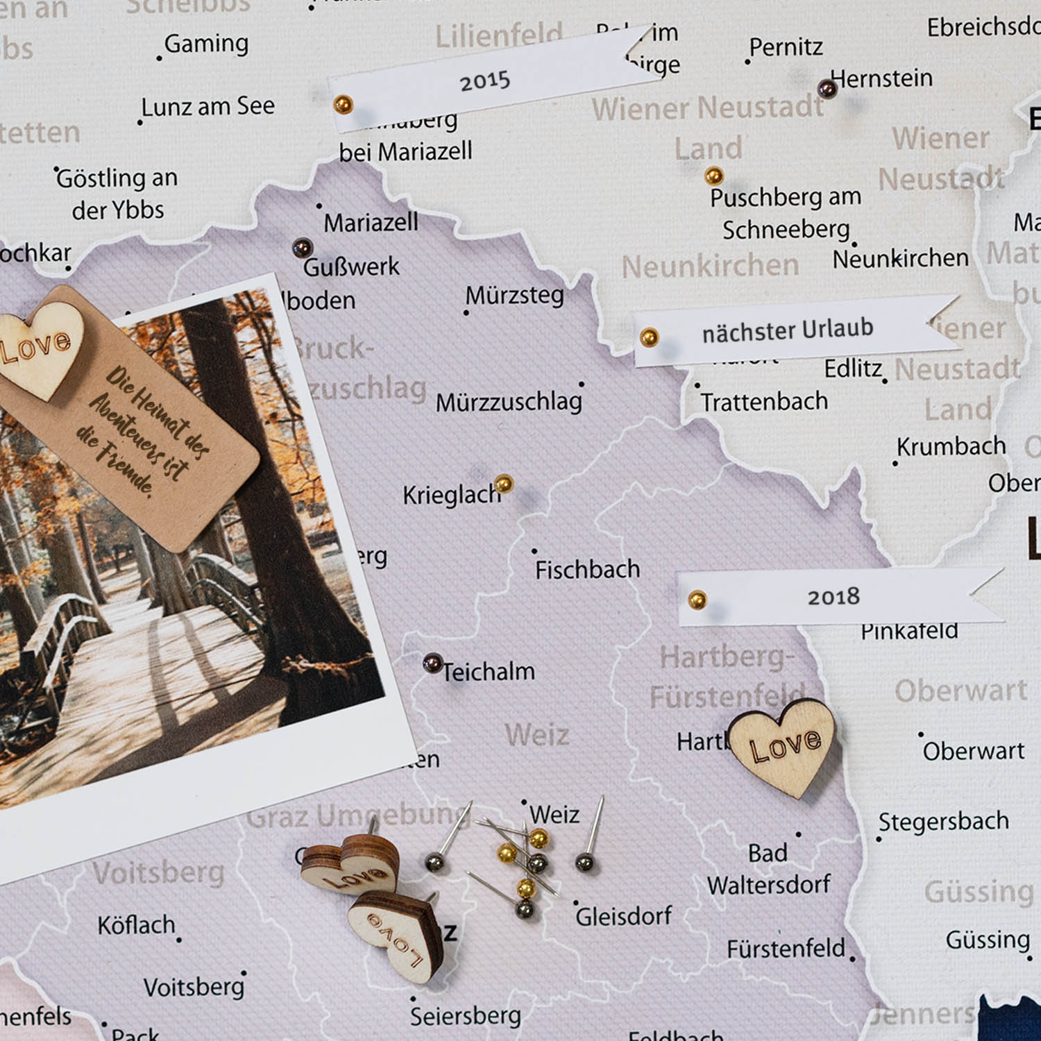 Österreichkarte dekoriert mit schönen und natürlichen Holz Herz Pinnadeln.