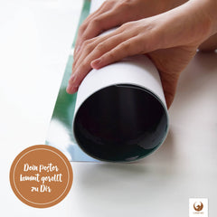 Deine Weltkarte Natur als Poster erreicht dich sicher und schnell. Dein Poster ist eingerollt in einer Maßverpackung, welche speziell dafür konzipiert ist, es auf seiner Reise zu dir unversehrt zu bewahren. Erwarte also mit Freude deine Weltkarte als Poster zum Markieren deiner Reiseziele.