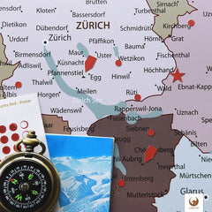 Für einen optimalen Transport kommt Deine Schweizkarte Kolonialrot gerollt zu Dir.
