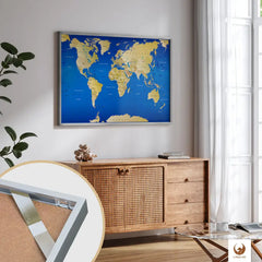 Deine schicke Weltkarte Blau als Poster verleiht deinem modern eingerichteten Raum einen Hauch von Weltenbummler-Charme. Deine Weltkarte als Poster in einem eleganten Rahmen, ist nicht nur eine stilvolle Deko, sondern auch eine Einladung, von deinen nächsten Reisen zu träumen. Deine Weltkarte passt perfekt über dein Sideboard und bringt eine Welt voller Möglichkeiten direkt in dein Zuhause.