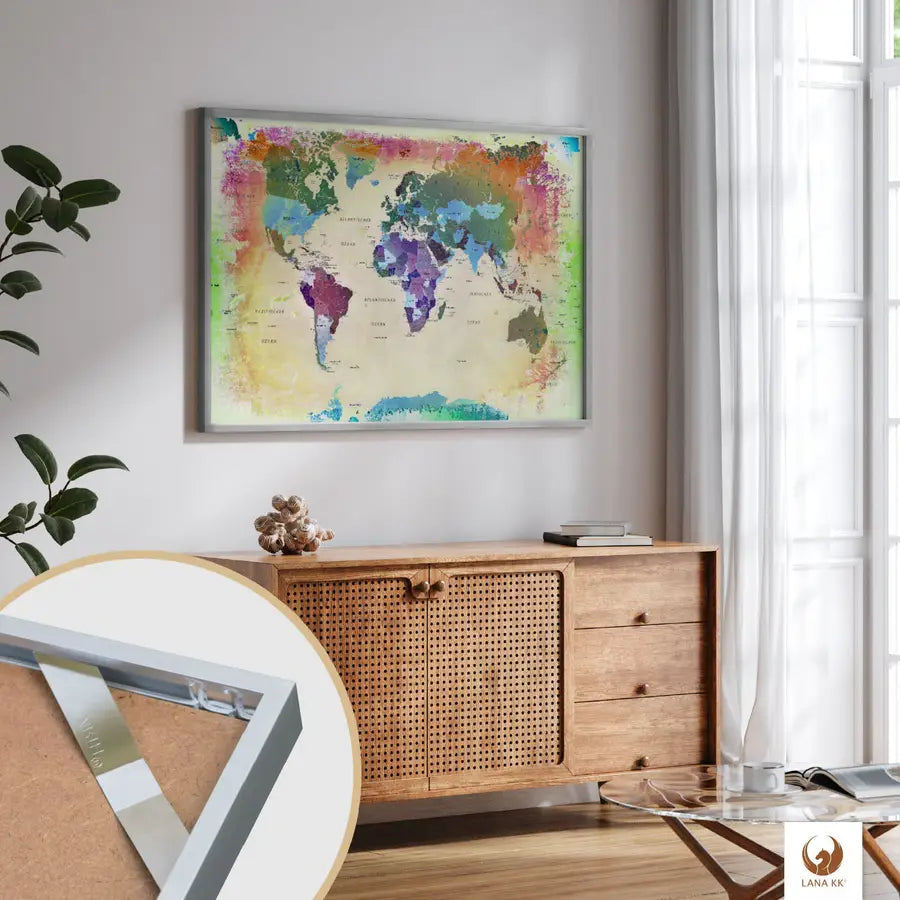 Deine schicke Weltkarte Bunt als Poster verleiht deinem modern eingerichteten Raum einen Hauch von Weltenbummler-Charme. Deine Weltkarte als Poster in einem eleganten Rahmen, ist nicht nur eine stilvolle Deko, sondern auch eine Einladung, von deinen nächsten Reisen zu träumen. Deine Weltkarte passt perfekt über dein Sideboard und bringt eine Welt voller Möglichkeiten direkt in dein Zuhause.