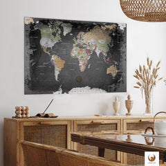Die Welt als Zentrum Deiner Wohnung. Deine Weltkarte Graphit fügt sich mit ihren ausgewogenen Farben ideal in dein Wohnkonzept ein.