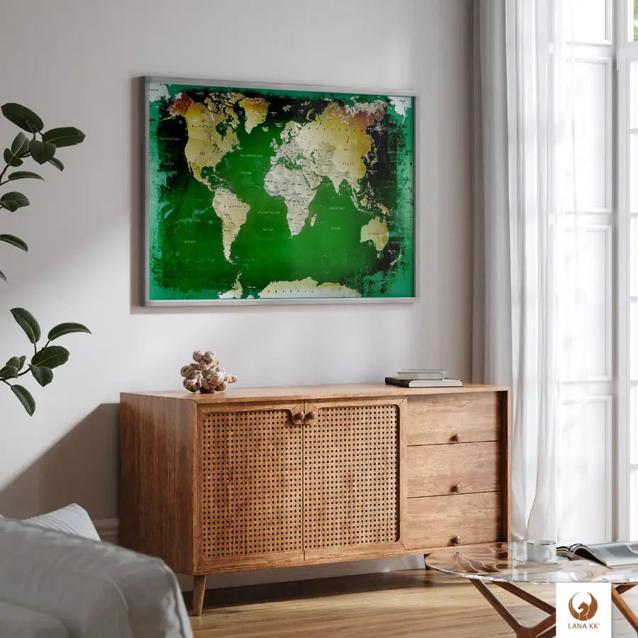Deine schicke Weltkarte Grün als Poster verleiht deinem modern eingerichteten Raum einen Hauch von Weltenbummler-Charme. Deine Weltkarte als Poster in einem eleganten Rahmen, ist nicht nur eine stilvolle Deko, sondern auch eine Einladung, von deinen nächsten Reisen zu träumen. Deine Weltkarte passt perfekt über dein Sideboard und bringt eine Welt voller Möglichkeiten direkt in dein Zuhause.