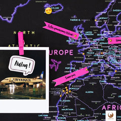 Dekoriere Deine Weltkarte Neon mit Stickern, Pins und Fotos.