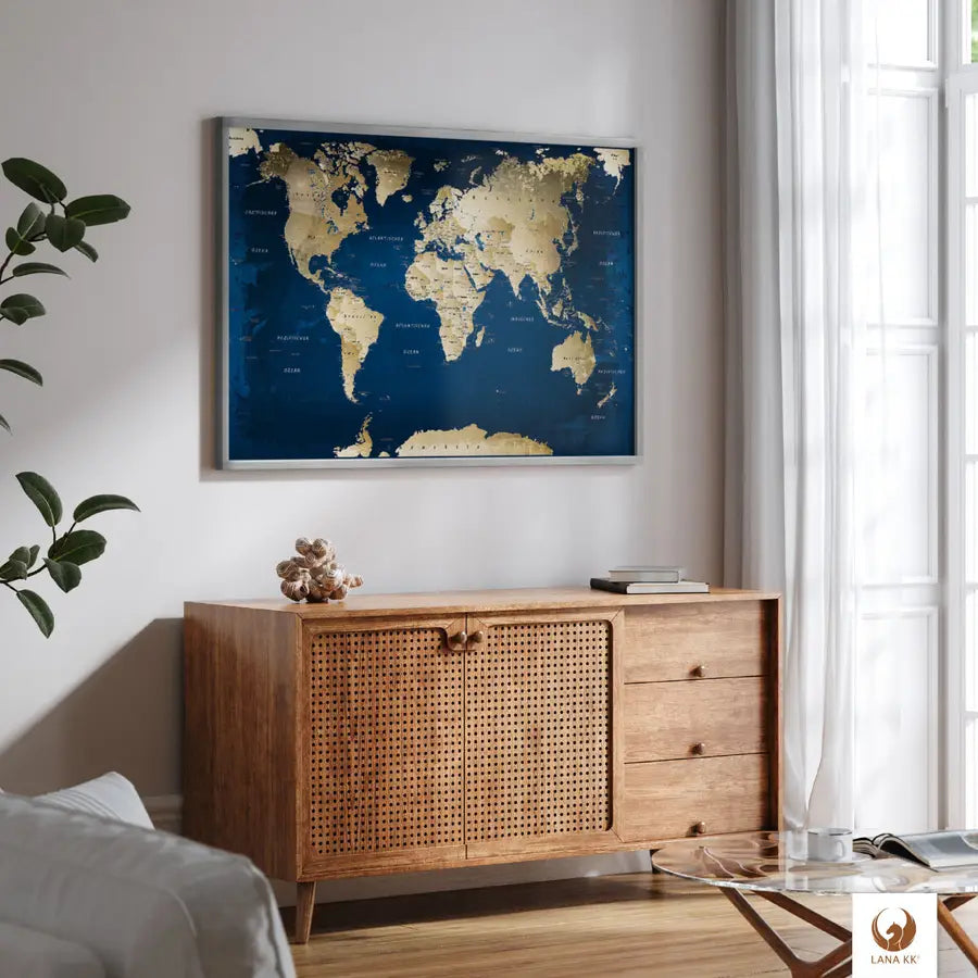 Deine schicke Weltkarte Ocean als Poster verleiht deinem modern eingerichteten Raum einen Hauch von Weltenbummler-Charme. Deine Weltkarte als Poster in einem eleganten Rahmen, ist nicht nur eine stilvolle Deko, sondern auch eine Einladung, von deinen nächsten Reisen zu träumen. Deine Weltkarte passt perfekt über dein Sideboard und bringt eine Welt voller Möglichkeiten direkt in dein Zuhause.