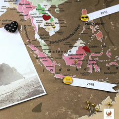 Dekoriere Deine Weltkarte Oldstyle mit Stickern, Pins und Fotos.