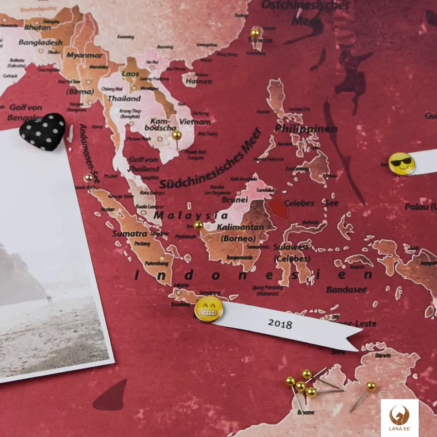 Dekoriere Deine Weltkarte Red mit Stickern, Pins und Fotos.