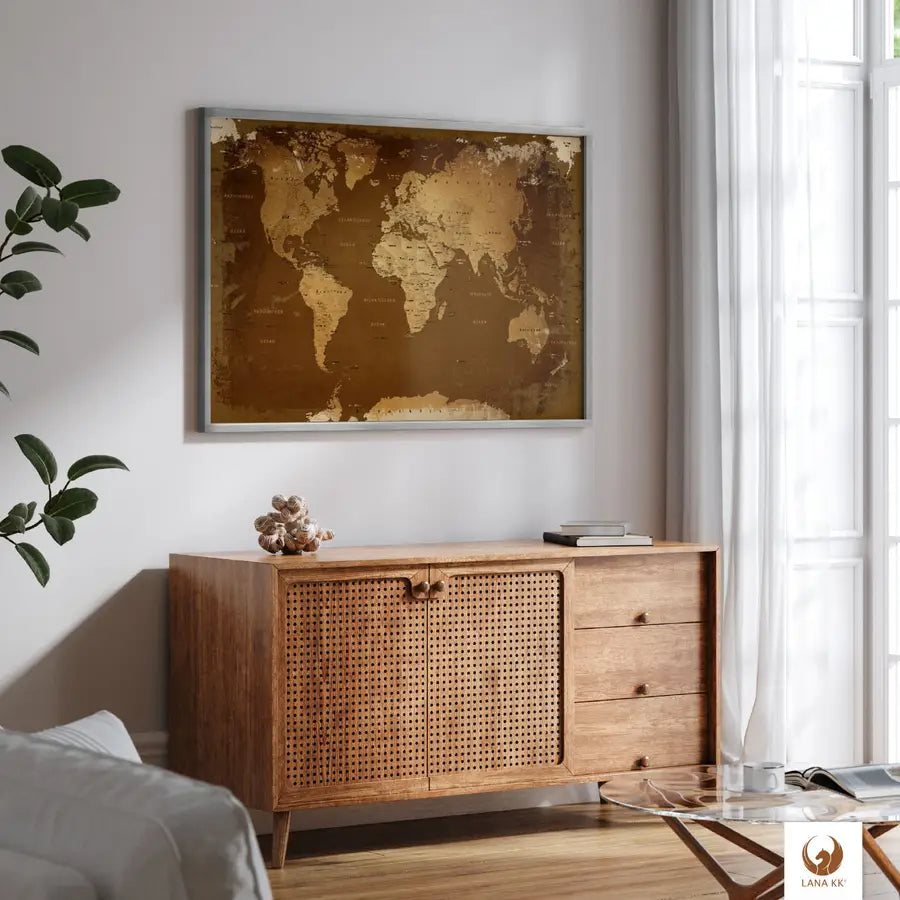 Deine schicke Weltkarte Retro als Poster verleiht deinem modern eingerichteten Raum einen Hauch von Weltenbummler-Charme. Deine Weltkarte als Poster in einem eleganten Rahmen, ist nicht nur eine stilvolle Deko, sondern auch eine Einladung, von deinen nächsten Reisen zu träumen. Deine Weltkarte passt perfekt über dein Sideboard und bringt eine Welt voller Möglichkeiten direkt in dein Zuhause.