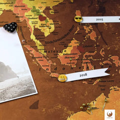Dekoriere Deine Weltkarte Retro Bunt mit Stickern, Pins und Fotos.