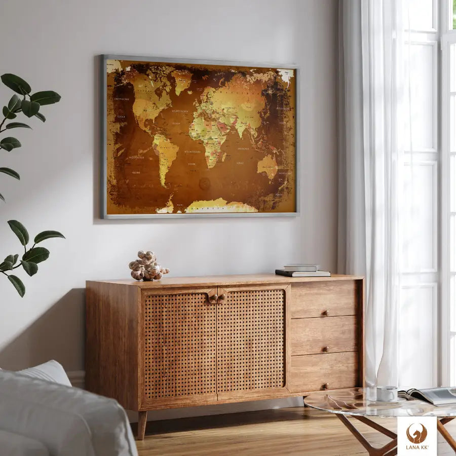 Deine schicke Weltkarte Retro Bunt als Poster verleiht deinem modern eingerichteten Raum einen Hauch von Weltenbummler-Charme. Deine Weltkarte als Poster in einem eleganten Rahmen, ist nicht nur eine stilvolle Deko, sondern auch eine Einladung, von deinen nächsten Reisen zu träumen. Deine Weltkarte passt perfekt über dein Sideboard und bringt eine Welt voller Möglichkeiten direkt in dein Zuhause.