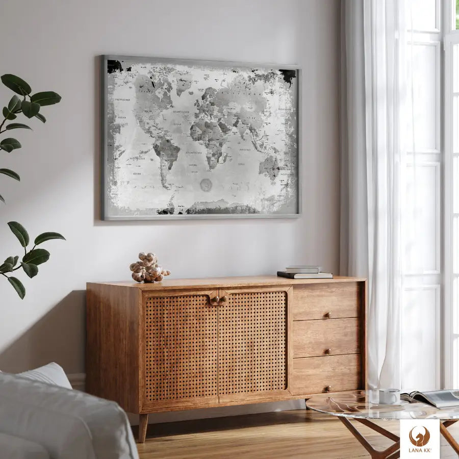 Deine schicke Weltkarte Retro Hellgrau als Poster verleiht deinem modern eingerichteten Raum einen Hauch von Weltenbummler-Charme. Deine Weltkarte als Poster in einem eleganten Rahmen, ist nicht nur eine stilvolle Deko, sondern auch eine Einladung, von deinen nächsten Reisen zu träumen. Deine Weltkarte passt perfekt über dein Sideboard und bringt eine Welt voller Möglichkeiten direkt in dein Zuhause.
