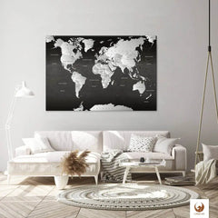 Die Welt als Zentrum Deiner Wohnung. Deine Weltkarte SW für sich mit ihren ausgewogenen Farben ideal in Dein Wohnkonzept ein.
