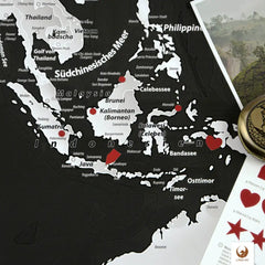 Deine persönliche Weltreise visualisiert auf deiner Weltkarte SW als Poster. Sie verwandelt deine Wand in eine Galerie deiner Abenteuer. Mit farbenfrohen Stickern oder einem Stift wie z.b. Kreidemarkern markierst du deine unvergesslichen Erlebnisse und Lieblingsorte in Südostasien und darüber hinaus. Auch Fotos deiner schönesten Momente kannst du ankleben. Dein Wandbild ist dein persönlicher Reisebegleiter, der mit jedem neuen Sticker ein Stück mehr von Deiner einzigartigen Geschichte erzählt.