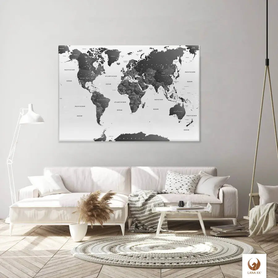 Die Welt als Zentrum Deiner Wohnung. Deine Weltkarte SW Hell für sich mit ihren ausgewogenen Farben ideal in Dein Wohnkonzept ein.