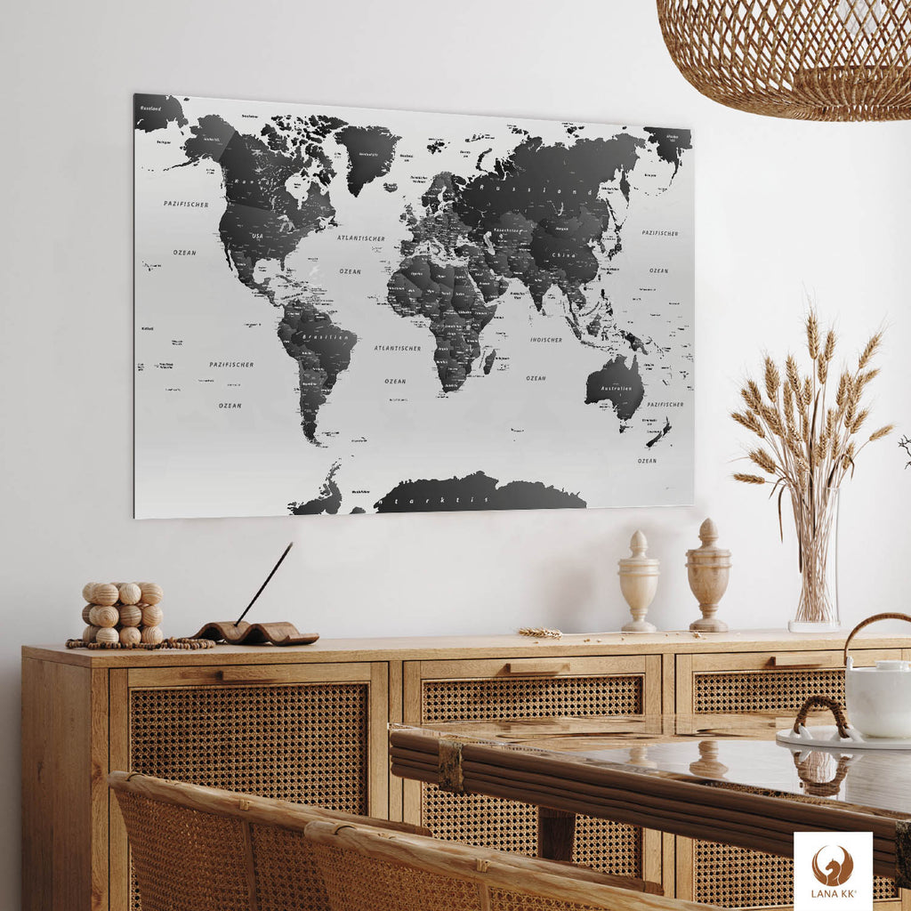 Die Welt als Zentrum Deiner Wohnung. Deine Weltkarte SW Hell fügt sich mit ihren ausgewogenen Farben ideal in dein Wohnkonzept ein.