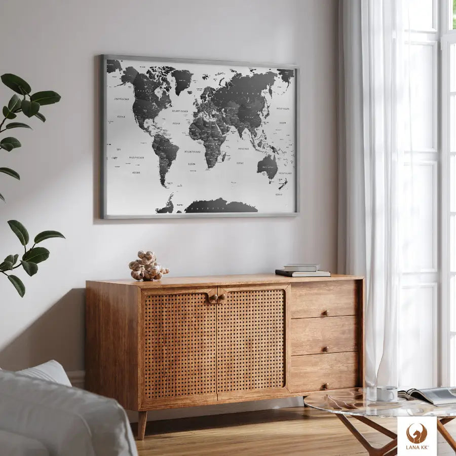 Deine schicke Weltkarte SW Hell als Poster verleiht deinem modern eingerichteten Raum einen Hauch von Weltenbummler-Charme. Deine Weltkarte als Poster in einem eleganten Rahmen, ist nicht nur eine stilvolle Deko, sondern auch eine Einladung, von deinen nächsten Reisen zu träumen. Deine Weltkarte passt perfekt über dein Sideboard und bringt eine Welt voller Möglichkeiten direkt in dein Zuhause.