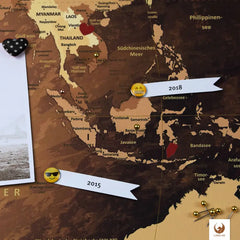 Dekoriere Deine World Map Antik mit Stickern, Pins und Fotos.