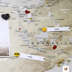 Dekoriere Deine World Map Beige mit Stickern, Pins und Fotos.