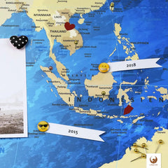 Dekoriere Deine World Map Blue Ocean mit Stickern, Pins und Fotos.