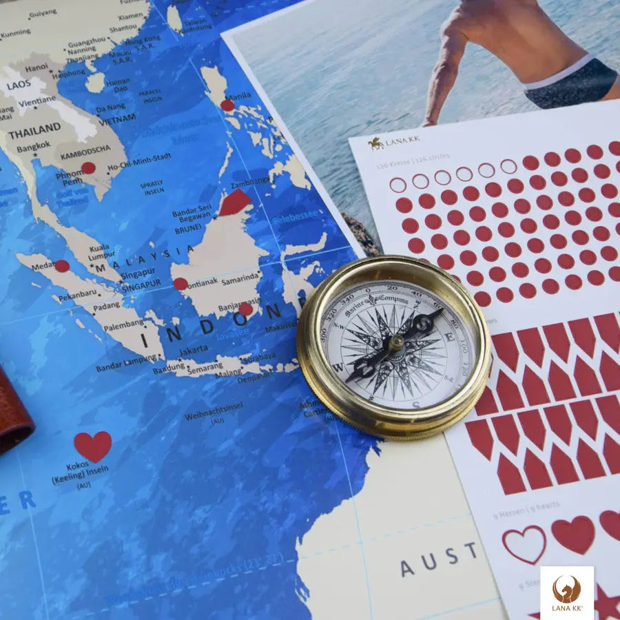 Deine persönliche Weltreise visualisiert auf deiner World Map Blue Ocean als Poster. Sie verwandelt deine Wand in eine Galerie deiner Abenteuer. Mit farbenfrohen Stickern oder einem Stift wie z.b. Kreidemarkern markierst du deine unvergesslichen Erlebnisse und Lieblingsorte in Südostasien und darüber hinaus. Auch Fotos deiner schönesten Momente kannst du ankleben. Dein Wandbild ist dein persönlicher Reisebegleiter, der mit jedem neuen Sticker ein Stück mehr von Deiner einzigartigen Geschichte erzählt.