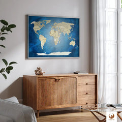 Deine schicke World Map Blue Ocean als Poster verleiht deinem modern eingerichteten Raum einen Hauch von Weltenbummler-Charme. Deine Weltkarte als Poster in einem eleganten Rahmen, ist nicht nur eine stilvolle Deko, sondern auch eine Einladung, von deinen nächsten Reisen zu träumen. Deine Weltkarte passt perfekt über dein Sideboard und bringt eine Welt voller Möglichkeiten direkt in dein Zuhause.