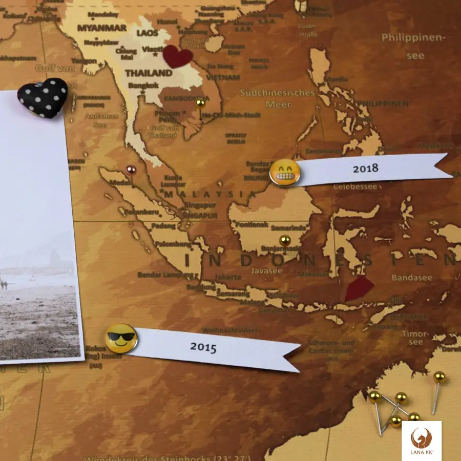 Dekoriere Deine World Map Braun Colorful mit Stickern, Pins und Fotos.