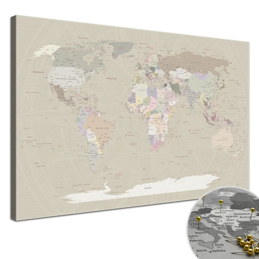 Erwecke deine Wände zum Leben mit deiner World Map Cappuccino als Slim Line Variante. Deine Weltkarte als Pinnwand ist auf eine Baumwoll-Leinwand von 320 g/m² mit matter Oberfläche gedruckt. Auf einen 2 cm tiefen Keilrahmen gespannt kommt deine Weltkarte in jedem deiner Räume zur Geltung. Mit ökologischen, wasserbasierten Farben bedruckt, die vollständig abbaubar sind, und UV-echten Farben, verspricht sie dir für mindestens 75 Jahre lebendige Freude.
