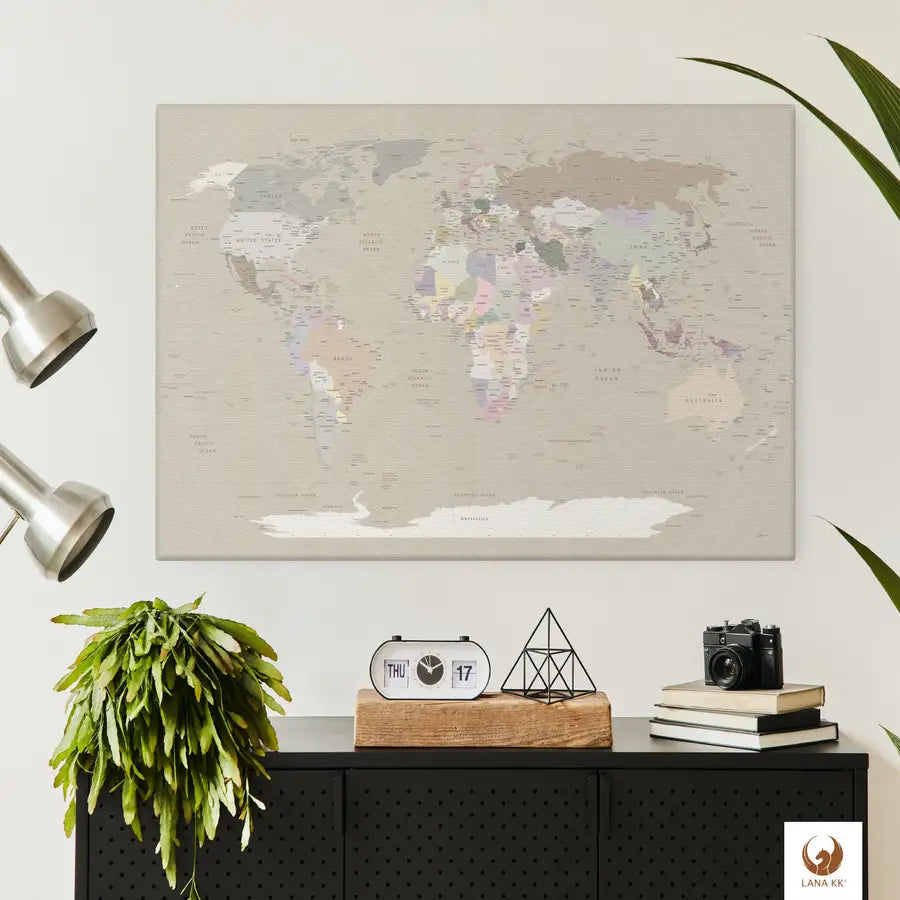 Schlicht und elegant hängt deine World Map Cappuccino über dem Sideboard. Sie ist nicht nur ein Dekorationsstück, sondern lässt deine Reisen auf Leinwand immer wieder lebendig werden. Platziere liebevoll Pinnadeln und kleinen Fotos als interaktive Chronik deiner Abenteuer. Diese Weltkarte Pinnwand ist ein Blickfang, der deine Erlebnisse einfängt und gleichzeitig zu neuen Entdeckungen einlädt, während sie elegant und nahtlos in deine Einrichtung integriert ist.