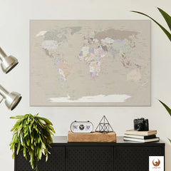 Schlicht und elegant hängt deine World Map Cappuccino über dem Sideboard. Sie ist nicht nur ein Dekorationsstück, sondern lässt deine Reisen auf Leinwand immer wieder lebendig werden. Platziere liebevoll Pinnadeln und kleinen Fotos als interaktive Chronik deiner Abenteuer. Diese Weltkarte Pinnwand ist ein Blickfang, der deine Erlebnisse einfängt und gleichzeitig zu neuen Entdeckungen einlädt, während sie elegant und nahtlos in deine Einrichtung integriert ist.