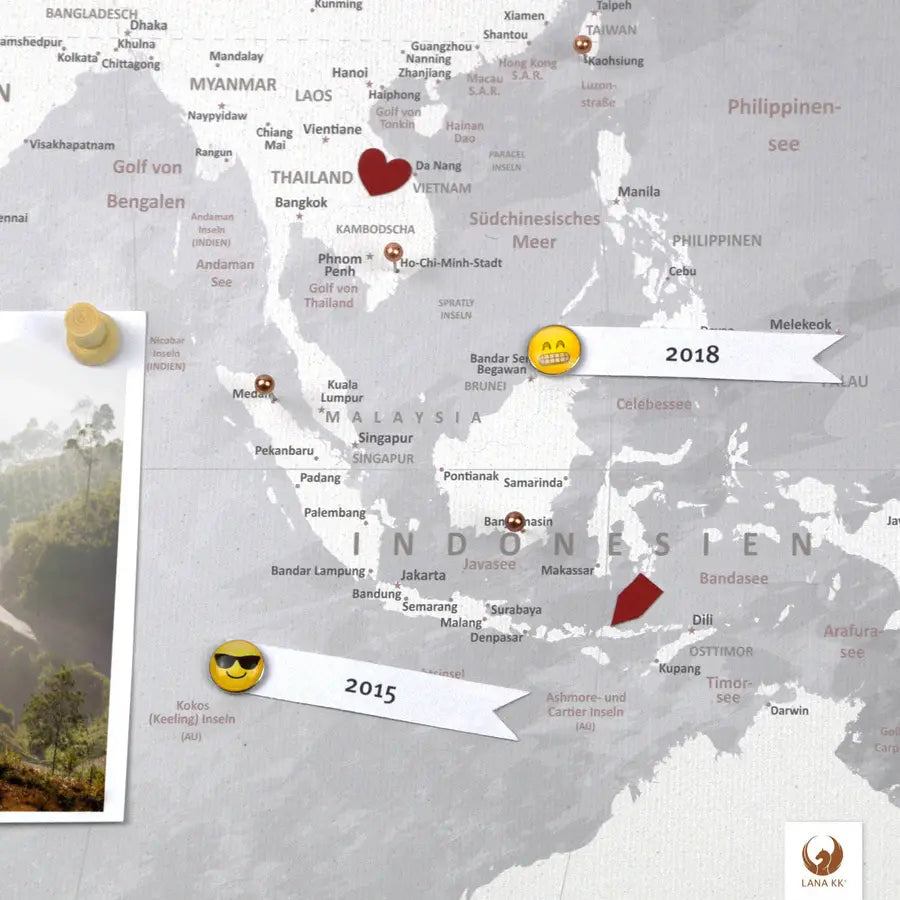 Dekoriere Deine World Map Champagner mit Stickern, Pins und Fotos.
