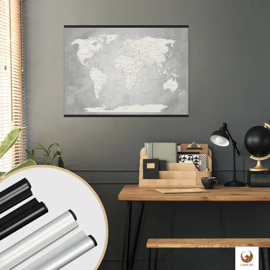 In deinem stilvollen Arbeitszimmer findet deine World Map Champagner als Poster den perfekten Platz. Sie ist nicht nur ein Dekorationsstück, sondern lässt deine Reisen immer wieder lebendig werden. Markiere mit Stickern und klebe kleinen Fotos an als interaktive Chronik deiner Abenteuer. Mit Posterschienen kannst du schick und super einfach deine Weltkarte als Poster an die Wand hängen.