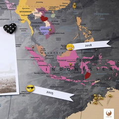 Dekoriere Deine World Map Edelgrau mit Stickern, Pins und Fotos.